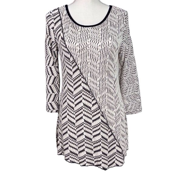Ali Miles Textured Tunic Top Black White Chevron Asymmetrical Hem Women’s Small - Picture 8 of 8